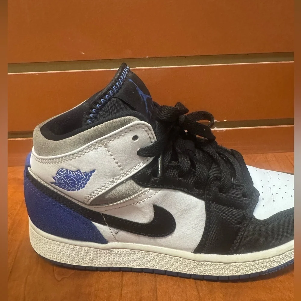 Jordan Men's Black, White, and Blue Sneakers